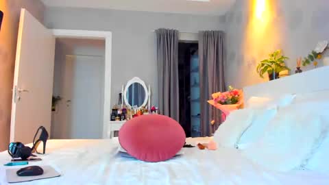 Snapshot of princess_haziel chatting on 12-14-24, 01:17 Haziel -  online show from 12-14-24, 01:17
