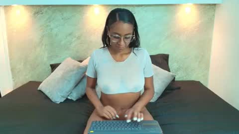 Snapshot of priscila_cooper chatting on 09-25-25, 01:15 Priscila online show from 09-25-25, 01:15
