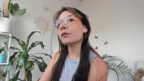 Snapshot of purple_opal chatting on 05-22-26, 06:13 Vero online from Tuesday to Sunday online show from 05-22-26, 06:13