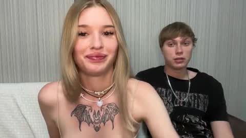 Snapshot of pussymoneywet chatting on 11-16-25, 04:23 Lina online show from 11-16-25, 04:23