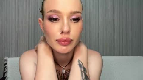 Snapshot of pussymoneywet chatting on 11-18-25, 12:31 Lina online show from 11-18-25, 12:31