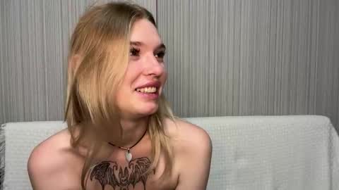 Snapshot of pussymoneywet chatting on 11-21-25, 10:14 Lina online show from 11-21-25, 10:14