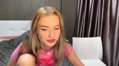 Snapshot of pussymoneywet chatting on 01-10-26, 07:59 Lina online show from 01-10-26, 07:59