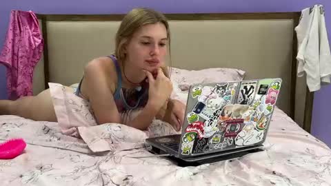 Snapshot of pussymoneywet chatting on 02-20-26, 03:03 Lina online show from 02-20-26, 03:03