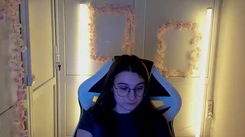 Amelie online show from 04-24-26, 01:13