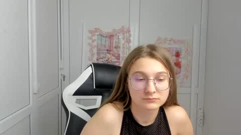 Amelie online show from 06-18-26, 09:09