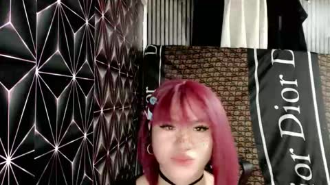 Snapshot of queen_elicktra chatting on 05-07-26, 01:44 JOY online show from 05-07-26, 01:44