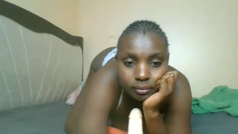 Snapshot of queen_wow2 chatting on 06-12-26, 02:27 queen online show from 06-12-26, 02:27