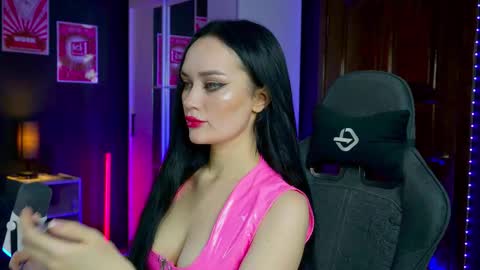 Snapshot of queenaliss chatting on 10-27-25, 04:27 Your world and the universe Aliss online show from 10-27-25, 04:27