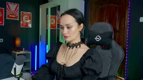 Snapshot of queenaliss chatting on 11-07-25, 06:35 Your world and the universe Aliss online show from 11-07-25, 06:35