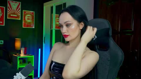 Snapshot of queenaliss chatting on 12-17-25, 07:03 Your world and the universe Aliss online show from 12-17-25, 07:03