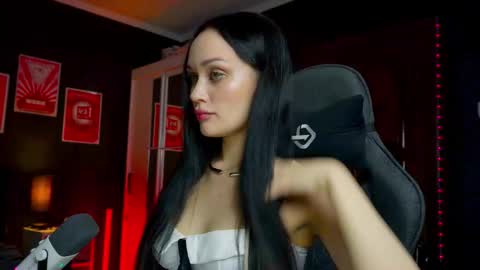 Snapshot of queenaliss chatting on 01-12-26, 10:31 Your world and the universe Aliss online show from 01-12-26, 10:31