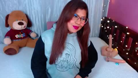 Snapshot of queenamazon_ chatting on 09-15-25, 05:29 Queenamazon online show from 09-15-25, 05:29