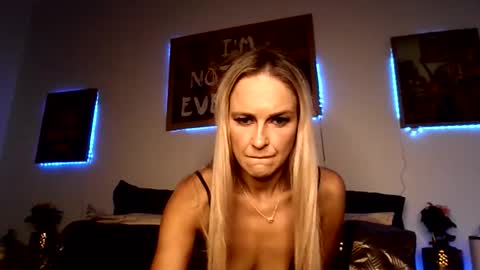 Snapshot of queenb6969694u chatting on 03-10-26, 04:12 queenb6969694u online show from 03-10-26, 04:12