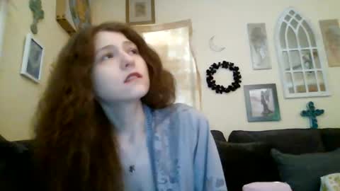queencrimsonlvx online show from 06-21-26, 10:45