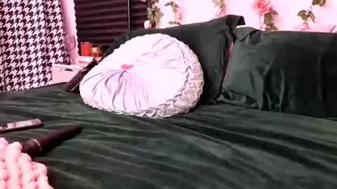 Snapshot of queendelaranch chatting on 11-06-25, 07:59 Queen De La Ranch online show from 11-06-25, 07:59