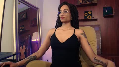 Snapshot of queendom_ing chatting on 02-18-25, 01:21 Sweet Goddess online show from 02-18-25, 01:21