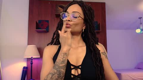 Snapshot of queendom_ing chatting on 02-18-25, 06:37 Sweet Goddess online show from 02-18-25, 06:37