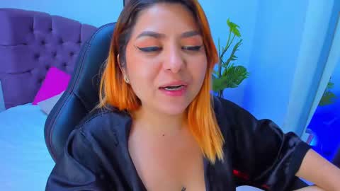 Snapshot of queengrett chatting on 02-11-25, 01:10 Queen online show from 02-11-25, 01:10