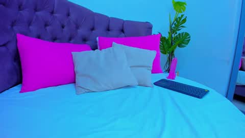 Snapshot of queengrett chatting on 02-11-25, 10:18 Queen online show from 02-11-25, 10:18