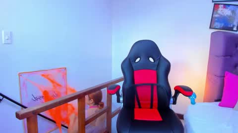 Snapshot of queengrett chatting on 10-21-25, 06:52 Queen online show from 10-21-25, 06:52