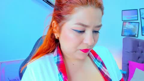 Snapshot of queengrett chatting on 11-18-25, 06:23 Queen online show from 11-18-25, 06:23