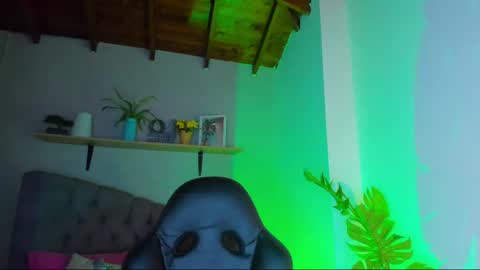 Queen online show from 04-29-26, 06:03