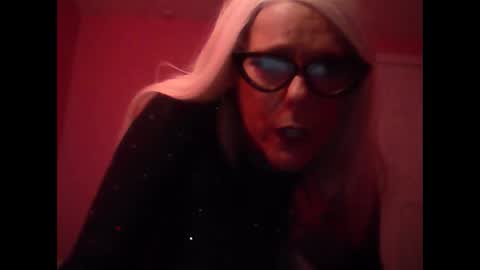 Snapshot of queenmayhem_ chatting on 09-16-25, 01:17 Queenmayhem online show from 09-16-25, 01:17