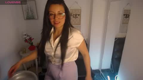 Snapshot of queenrose94 chatting on 05-12-26, 09:23 queenrose94 online show from 05-12-26, 09:23