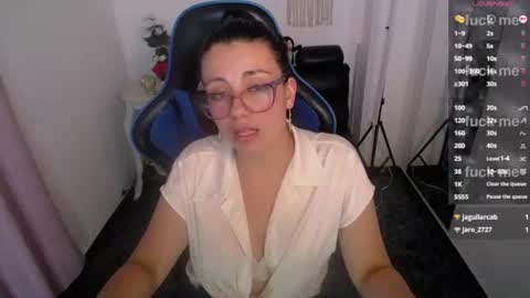 Snapshot of queenrose94 chatting on 06-11-26, 02:53 queenrose94 online show from 06-11-26, 02:53