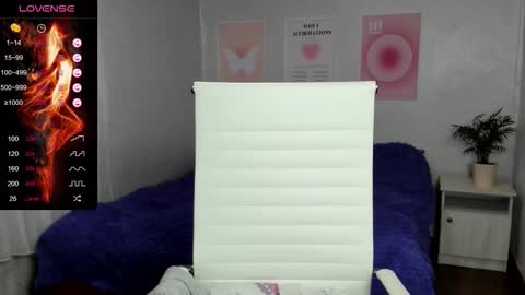 Snapshot of queitsharm_ chatting on 10-14-25, 05:30 Anna online show from 10-14-25, 05:30