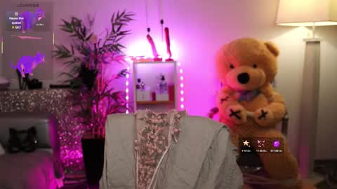 Snapshot of qwennx chatting on 02-24-26, 04:43 Nova Hollis online show from 02-24-26, 04:43