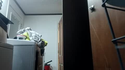 Snapshot of r04233054 chatting on 12-18-25, 04:18 r04233054 online show from 12-18-25, 04:18