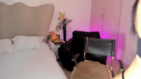 Snapshot of rachaeldeckard chatting on 10-21-25, 03:40 natalia - online show from 10-21-25, 03:40