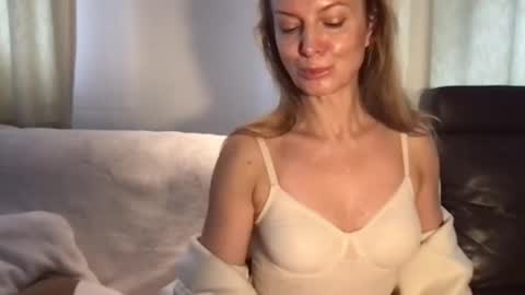 Snapshot of rachelldelicious chatting on 12-19-24, 10:34 Rachel online show from 12-19-24, 10:34