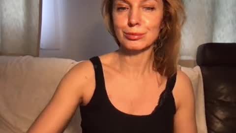 Snapshot of rachelldelicious chatting on 01-08-25, 01:20 Rachel online show from 01-08-25, 01:20