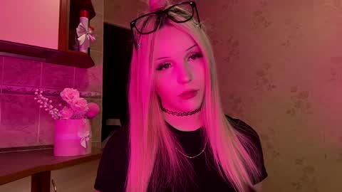 Snapshot of rachelvegax chatting on 03-24-26, 06:46 Lily online show from 03-24-26, 06:46