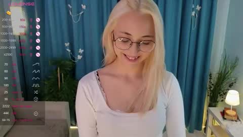 Snapshot of radi_rose chatting on 09-17-25, 09:05 Karina online show from 09-17-25, 09:05