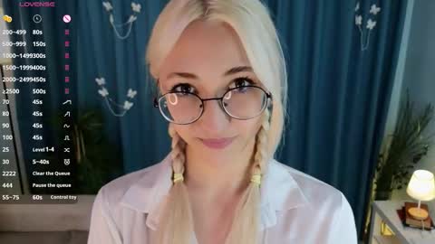 Snapshot of radi_rose chatting on 09-19-25, 09:15 Karina online show from 09-19-25, 09:15