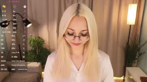 Snapshot of radi_rose chatting on 09-28-25, 09:09 Karina online show from 09-28-25, 09:09