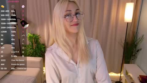 Snapshot of radi_rose chatting on 10-08-25, 09:12 Karina online show from 10-08-25, 09:12