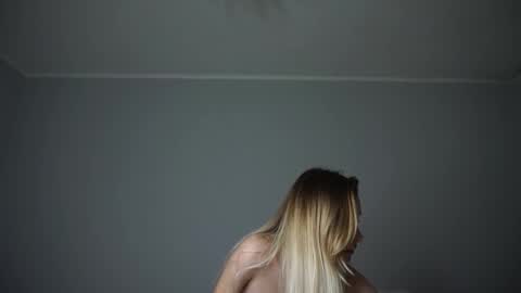 Snapshot of radioskvirt chatting on 09-19-25, 04:40 Sara online show from 09-19-25, 04:40