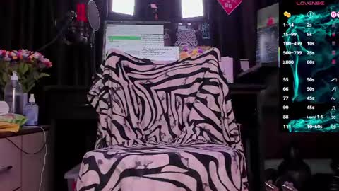 Snapshot of raissa_sky26 chatting on 06-25-26, 02:22 Laura online show from 06-25-26, 02:22