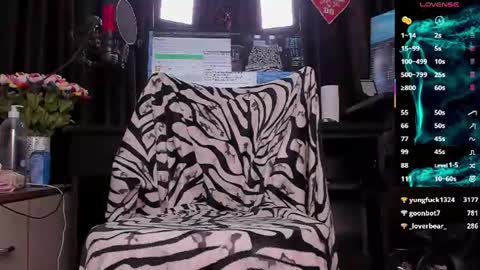 Snapshot of raissa_sky26 chatting on 07-20-26, 10:39 Laura online show from 07-20-26, 10:39