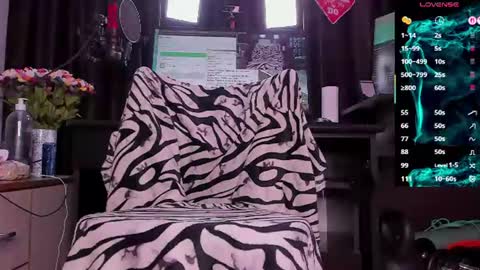 Snapshot of raissa_sky26 chatting on 07-23-26, 02:31 Laura online show from 07-23-26, 02:31
