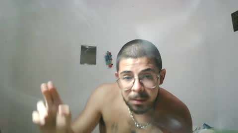 Snapshot of ralphillips25 chatting on 06-12-26, 05:01 ralphillips25 online show from 06-12-26, 05:01