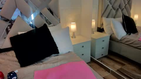 Raquel Moore  online show from 02-11-25, 12:05