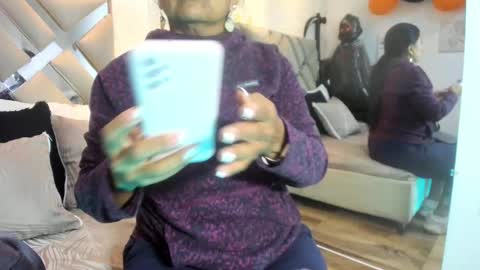 Raquel Moore  online show from 10-28-25, 11:36