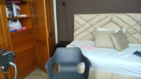 Raquel online show from 10-14-25, 11:44