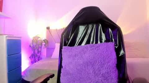 ravencollen online show from 11-17-25, 01:06